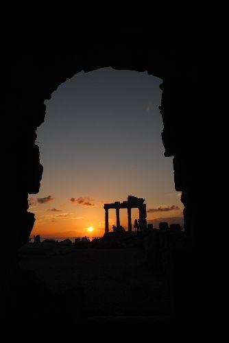 Turist kafilelerinin tarihi mekâna getirerek muhteşem olaya tanıklık etmelerini sağlayan Bastıyalı Turizm Seyahat Acentesi Arkeoloji ve Eko Turizmi Uzmanı Mehmet Reşat Akıl, "Apollon Tapınağı önünde güneşin batış anını izlemek güneşi az gören İskandinavlar için ayrıcalık. Bu ayrıcalığı da görüntüleyerek ölümsüzleştirmek istiyor." diyor.