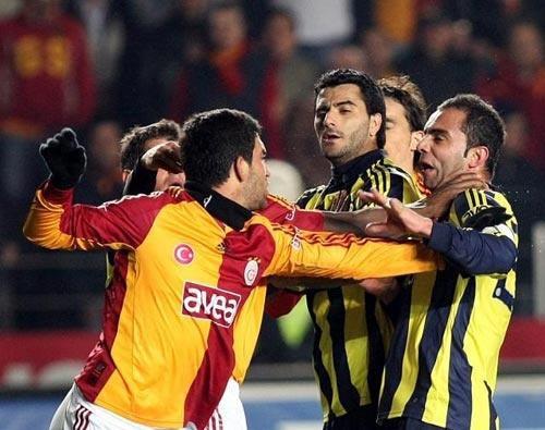 Galatasaray ile Fenerbahçeli oyuncular gırtlağa bir birine girerken üç gün önce kolkolaydılar...
