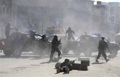 Afganistan'ın başkenti Kabil'de Taliban militanlarının üzerlerindeki bombaları bakanlık binasında patlatması sonucu yaşanan saldırı
