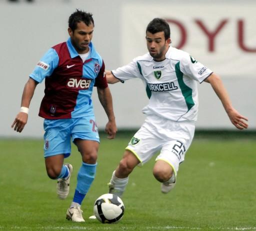 Trabzonspor şampiyonluk yarışında önemli bir yara aldı ve kendi sahasında Denizlispor'a 2-0 yenilmekten kurtulamadı. Trabzonspor'da büyük üzüntü yaşanıyor, denizli sevinçten uçuyor