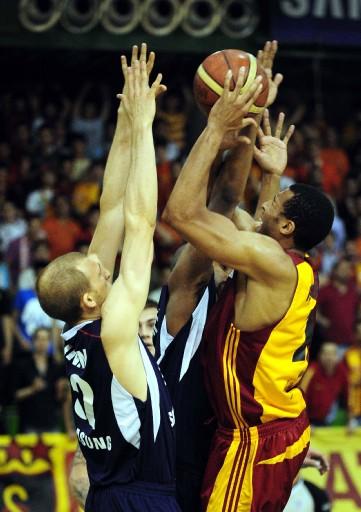 Basketbol Ligi play-off yarı final serisi 2. maçında Efes Pilsen, Galatasaray Cafe Crown'u 90-78 yenerek, adını finale yazdıran ilk takım olmayı başardı.