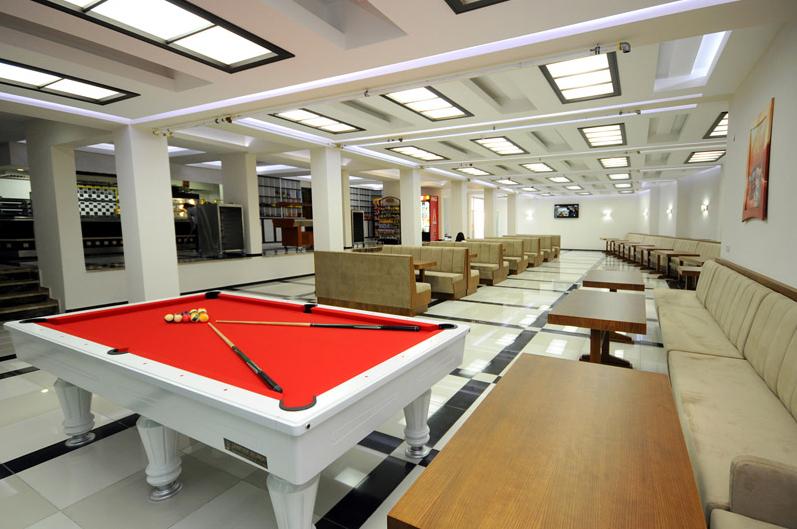 Dünyada ilk kez uygulanan bir model ile yurt klasmanında çıtayı yükselterek 5 yıldızlı otel konforunda hizmet veren Kampüsaray, öğrencilere özel banyo, tuvalet, buzdolabı,televizyon ve telefonu olan farklı oda seçenekleri sunarken, yüzme havuzu, sauna, bilardo ve spor salonu gibi yurtlarda alışık olmadığımız çeşitli aktivitelerden de ücretsiz olarak yararlanma imkanı sağlıyor. Adan Zye bir öğrencinin ihtiyacı olan her şeyin sağlandığı bu lüks yurtta özürlü öğrenciler içinde çift asansör ve özel banyolar gibi detaylar da yer alıyor.