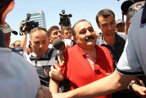 Sinan Aygün, Ergenekon soruşturması kapsamında gözaltına alındı. Aygün'ün evinde arama yapıldıktan sonra ATO'ya götürüldü.