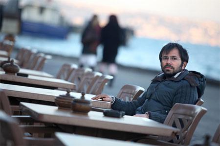 <div id="haberMetinDiv">
<p><strong>Neye şaşırdınız en son?</strong>
<p>Bir filmde kendimi seyredip oynarken hiç düşünmediğim tepkiler ve reaksiyonlar verdiğimi gördüm. En son Yazı Tura'dır herhalde. Oyunculukta doğru yolun da bu olduğunu gösterdi bana. İnsan biraz kaybolmalı rolünde. O rolü ruhunuzda doğru yere konumlandırabiliyorsanız, her şey kendiliğinden mucizevi bir şekilde gelişebiliyor. Bu türkünün bu kadar çok ilgi görmesi de açıkçası şaşırttı beni. Ben kendi kendine türkü söyleyen birisiyim. Dizi sebebiyle insanlara da ulaşıp ilgi görmesi ciddiye almadığım, hemen arkasından bir şey beklemediğim için kendime dair bir şaşkınlık oluşturdu bende.
<p><strong>Komediyi de psikopatı da başarıyla oynadınız. Oynayamayacağınız, cesaret edemeyeceğiniz bir rol var mı?</strong>
<p>Bir oyuncu cesur olmalı tabii. Bu sizin mesleğe bakışınızı da belirleyen bir şey. Ben bir oyuncuyum, bana bir takım karakterler teklif ediliyor. 'Şöyle bir rol olsa da oynasam' diyeceğim bir rol yok. Öyle bir acelem de yok, yeri geldiğinde her türlü rolü oynayabilmeliyim.
<p>
<p><img src="http://medya.zaman.com.tr/2011/03/26/olgun-simsek04.jpg" alt="" />
<p>
<p>
<h3>Ergenekon davasını ülke için bir arınma ve yüzleşme vesilesi olarak görüyorum</h3>
<p><strong>Duygusallığınız baba tarafından mı geliyor?</strong>
<p>Evet, daha çok baba tarafındandır. Komik tarafım ise anne tarafımdandır. Bu bir bütünlük oluşturuyor sanırım ki bu ilgi çekiyor. Hayat tek taraflı bir şey değil. Kuş bile kanadını bir içe bir dışa çırparak uçabiliyor. Bir tarafım Kürt, bir tarafım Yörük-Türkmen, bu da bir zenginlik sağlıyor.
<p><strong>"Açılımın ta kendisiyim" demiştiniz.</strong>
<p>Anne ve babam evlenmişler, ben olmuşum. Açılacağı kadar açılmış işte! <em>(Gülüşmeler)</em> Ben kendimi tam ortada görüyorum, hiçbir tarafa doğru duramadım açıkçası. Kimin kime haksızlık yaptığının farkındayım. Sonuçta haksızlık yapan da haksızlık yaptığının farkındadır zaten. Bu onun vicdanının sorunu. Bir tarafa ait olmak, bir tarafın malı olmak, bir tarafın adamı olmak bana göre değil. Hedefim özgür biri olmak, kendi özgürlüğümü oluşturmak. Sonuçta bir yargıç olmadığıma göre bir haksızlığa dair bir yargıya varmak ve taraf olmak bana göre değil.
<p><strong>Türkiye'deki sorun bu iki tarafın birbirini tanıyamaması ile ilgili bir sorun mu?</strong>
<p>Evet bununla ilgili. İki tarafta birbirleriyle ilgili bir takım kalıp cümleler biliyorlar; 'Türkler öyledir, Kürtler böyledir' şeklinde... Hala 'Kürtler İstanbul'u bozdu' diyen Türkler de var, 'Türkler bizi sürekli eziyor' diyen Kürtler de var. İnanılmış, altında hiçbir gerçek bilgi olmayan fikirlerin peşinden gidiyor insanlar. Sonra da barışalım diye açılım toplantıları yapılıyor. Barışmak için iki tarafın birbirlerini affedip masaya oturmaları gerekir. O bile yapılamıyor. Bunu ben çözemem valla! <em>(Gülüşmeler) </em>Onlar bir gün bir araya geldiklerinde ne yapacaklarını bildikleri zaman barışacaklardır. Sanatçılarla kahvaltı buluşup zeytin-peynir yemekle bu iş olmaz. Bu iş öfkesiz halledilmeli. Öfke de insanın başına bela bir duygudur.
<p><strong>Kendimden biliyorum diyorsunuz...</strong>
<p>Evet kendimden biliyorum. Bu durumlarla yüzleşmek, insanın önce kendiyle hesaplaşması gerekir. Kendiyle barışan, başkalarıyla da barışır.
<p><strong>Ülkedeki Ergenekon, Balyoz gibi davalarla hesaplaşmayı nasıl yorumluyorsunuz?</strong>
<p>Şahit oluyorum olup bitenlere. Ülke için bir arınma, yüzleşme ve temizlenme vesilesi olarak görüyorum. Yöntemlerinin doğruluğu ve yanlışlarıyla ilgili tartışma yapan bir sürü insan var zaten. Ama en azından bir çaba var. Geçmişteki olayların failleri yavaş yavaş ortaya çıkmaya başlıyor. Eskiden faili meçhuller vardı, şimdi failleri çıkartılıyor. Hakikat hiçbir şekilde gizlenemiyor. Ortadoğu'da da, bizde de ortaya çıkıyor yavaş yavaş.
<p><strong>Libya ve Mısır'daki gelişmelere nasıl bakıyorsunuz?</strong>
<p>İnsan özgürlüğüne aşık bir yaratık. Bunun önünde Kaddafi de duramıyor, Ergenekon da duramıyor. İnsan özgür olmadığının farkına varmaya başladığı zaman önünde hiçbir şey duramıyor.
<p><strong>Oyunculuğun insan ruhunu özgürleştiren bir tarafı var mı? </strong>
<p>Var elbette, bu psiko-drama çalışmalarında da yapılan bir şey. Bazı duyguları sonuna kadar yaşayarak daha bir özgürleştiği gözlemlenmiştir. Bir oyuncu da duygularını sonuna kadar yaşayabilme cesaretini gösterdiği zaman etkili bir oyuncu olur.
<p><strong>Türkü söylerken mi yoksa oyunculukta mı daha çok etkili olduğunuzu düşünüyorsunuz?</strong>
<p>Bu bir bütün diye düşünüyorum. Türkü söylemek, oyunculuk yapmak, dans etmek, yemek yapmak da dahil buna. Hepsi bütüne dair şeyler.
<p> </p>
</div>
