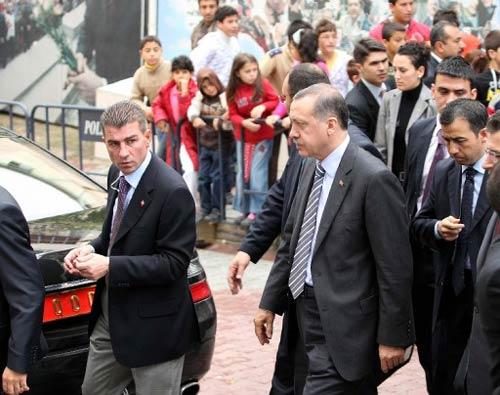 BAŞBAKAN ERDOĞAN, MARMARA İLAHİYAT VAKFI CAMİSİ'NDE BAYRAM NAMAZINI KILDIKTAN SONRA ÜSKÜDAR'DAKI EVİNE DÖNDÜ.