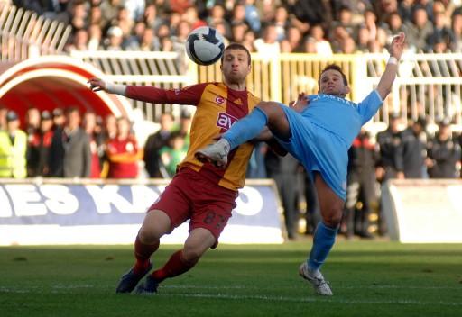 Antalyaspor, 5 dakika intika ilave edilen maçta Galatasaray'ı sahasında ilk kez yenerken sarı kartlar havada uçuştu. Bir kırmızı kart çıktı ama iptal edildi. G.Saray bu sezon 5. yenilgisini aldı