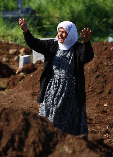 Mardin'in Mazıdağı ilçesi Bilge köyündeki saldırıda ölen 44 kişiden 39'unun cenazesinin defnedildiği mezarlıktan ağıtlar yükselmeye devam ediyor. İşte yürek burkan kareler...