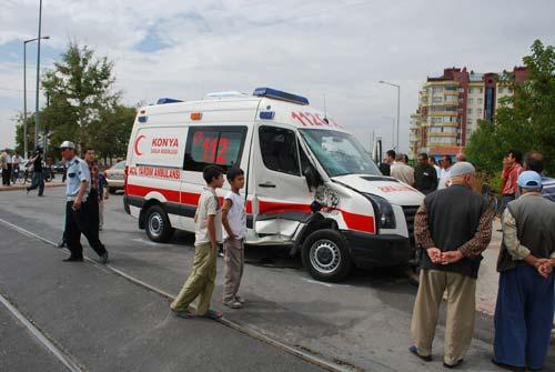 Konya'da ambulansla tren çarpıştı