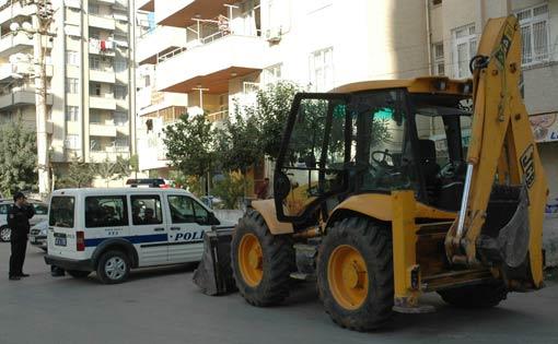 Edinilen bilgiye göre merkez Çukurova ilçesine bağlı Mahfesığmaz Mahallesi'nde ikamet eden kepçe operatörü Hidayet A., dün öğleden sonra kepçesini evin önüne park ederek evde istirahata çekildi. 15 yaşındaki oğlu Vedat A., babasının uyumasını fırsat bilerek kepçenin anahtarını alıp gezmeye çıktı. Vedat A. bir süre ara sokaklarda kepçe ile gezdi. Ancak bir vatandaşın 155'i arayarak, "Küçük yaşta bir çocuk kepçe sürüyor" ihbarı üzerine polis hemen ihbarın verildiği adrese gitti. Vedat A. burada kepçeyi kullanırken polisler tarafından yakalandı.