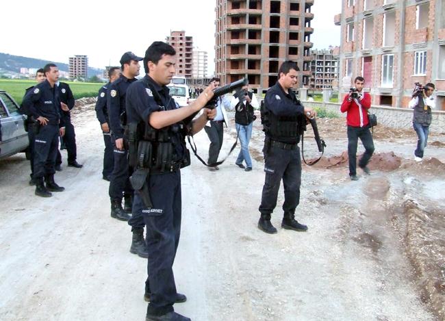 Ardından sıralı bir şekilde buğday tarlalarının girişine dizilen polis ekipleri, yüzlerce dönümlük alanda arama ve tarama çalışması yaptı fakat başarılı olamadı.