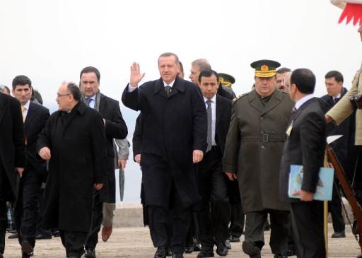 Başbakan Erdoğan ve İlker Başbuğ Şehitler Abidesi'ne ziyarette bulundu. Erdoğan yaptığı konuşmada kahramanlığa vurgu yaptı.
