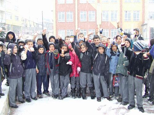 Sivas'ın Suşehri ilçesinde etkisini gösteren kar yağışı hayatı durma noktasına getirdi. Kar kalınlığının 5 santimetreye ulaştığı ilçe merkezinde, öğrenciler kar topu oynayarak eğlendi. (Sinan Yaylan - İHA)