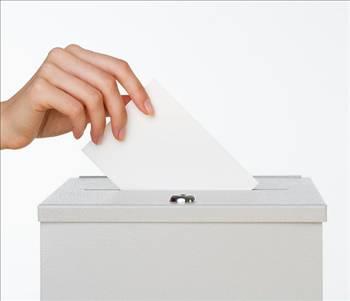 İLK SEÇİMDE BÜYÜK BAŞARI

AK Parti 15 aylık bir parti olarak 3 Kasım 2002 tarihinde yapılan seçimlerde geçerli oyların yüzde 34,63'ü'ünü alarak tek başına iktidara geldi. Abdullah Gül başkanlığında 58. Cumhuriyet Hükümeti'ni kurdu. Aldığı siyaset yasağı nedeniyle kabine ve TBMM'de yer alamayan genel başkan Recep Tayyip Erdoğan'ın bu yasağı, Cumhuriyet Halk Partisi'nin de desteklediği bir anayasa değişikliği ile aşıldı. Erdoğan, 8 Mart 2003 tarihinde Siirt'te yapılan yenileme seçimlerinde milletvekili seçilerek Meclis'e girdi. Bunun üzerine Abdullah Gül başkanlığındaki 58. Hükümetin 11 Mart 2003 tarihindeki istifasının ardından Cumhurbaşkanı Ahmet Necdet Sezer'den hükûmeti kurma görevini alan Recep Tayyip Erdoğan, 15 Mart 2003 tarihinde 59. Cumhuriyet Hükümeti'ni kurdu.