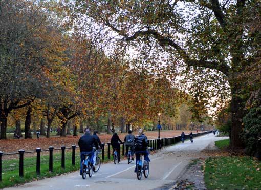 Hyde Park Londra'nın merkezinde halka açık, her sabah 05.00'ten gece yarısına kadar gezilebilecek dünyanın en büyük parklarından. Sadece gezmek, dinlenmek ve koşmak isteyenlerin hoş vakit geçirdiği bir yer değil ünlü kraliyet parkı aynı zamanda konserler başta olmak üzere pek çoketkinliğe de evsahipliği yapıyor.
<br><br>
Parkın kuzey doğusunda bulunan (Konuşmacılar köşesi) Speakers Corner düşüncelerini özgürce söylemek ve tartışmaya açmak isteyenlerin buluşma yeri.
<br><br>
Parkın yanıbaşında Kensington Bahçeleri var. Serpentine gölü parkın en güzel köşelerinden...
<br><br>
Dünyada ünlü Londra'nın simge isimlerinden Hyde Park'ta sonbahar bugünlerde tüm ihtişamıyla kendisini hissettiriyor. Ağaçların sararan yapraklarının döküldüğü parka gelen yerli ve yabancılar, sarı ve kahverengi tonların hakim olduğu sanat tablosunun içinde spor yapma ve eğlenmenin tadını çıkartıyorlar.
<br><br>
İnsanlara iyice alışmış park sakinlerinden sevimli sincaplar ise her zaman olduğu gibi yine insanların elinden yiyecek alabilmeye çabalıyor hatta alabilmek için üstlerdine dahi tırmanıyorlar.
<br><br>
Güvercinler ise her zamanki gibi nasılsa yemsiz kalmayız diyen vakar ve tokgözlülük içersinde...
<br><br>
İşte AA muhabirinin objektifinden yansıyan Hyde Park'tan sonbahar manzaraları...
<br>
(haber 7)