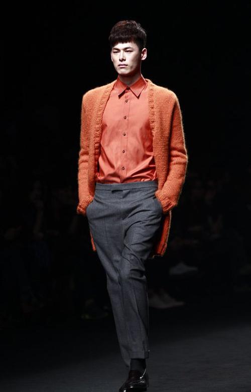 Moda haftasında bug&uuml;n modacı Kim Seo-Ryong tarafından hazırlanan defile g&ouml;r&uuml;c&uuml;ye &ccedil;ıktı.