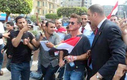 ABDLİ Oscarlı akt&ouml;r, siyasi aktivitist Sean Penn, d&uuml;n Mısırın başkent Kahirede binlerce kişinin ilgisi eşliğinde H&uuml;sn&uuml; M&uuml;bareki deviren devrimin merkezi Tahrir meydanını ziyaret etti.