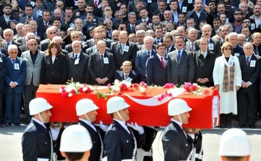 Helikopter kazası sonucu hayatını kaybeden BPP lideri Muhsin Yazıcıoğlu'nu milyonlar uğurladı. Devletin tam kadro olduğu törende izdiham vardı.