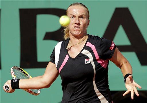 Fransa Açık'ta bayanlar yarı final maücadelesinde Rus tenisçi Svetlana Kuznetsova, Avustralyalı Samantha Stosur'u 2-1 yenerek finale yükseldi. Kuznetsova finalde vatandaşı Dinara Safina ile karşılaşacak.