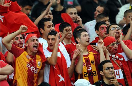 Türkiye hazırlık maçında Fransa ile karşılaştı. 10 kişi tamamladığımız maçta İbrahim Üzülmez'in kendisini sollayan Anelka'yı indirmesi sonucu kazanılan penaltıdan Benzema'nın golü skoru belirledi..
