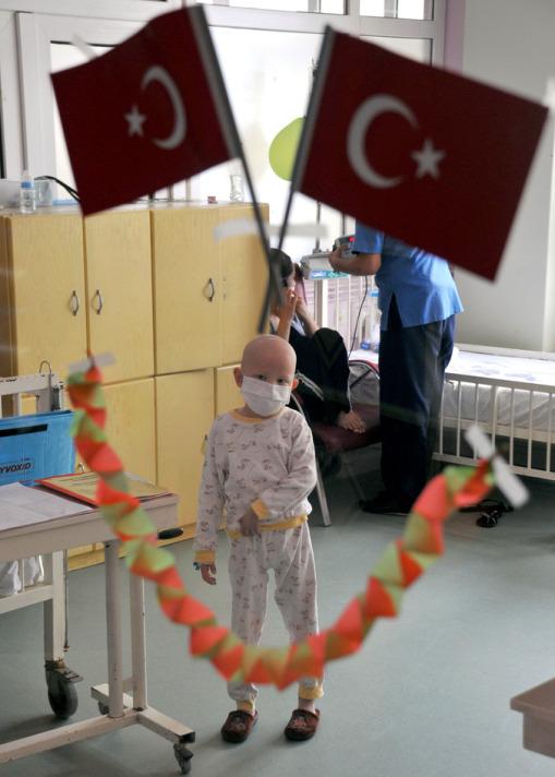 Çukurova Üniversitesi Tıp Fakültesi'nde tedavi gören Lösemi hastası çocuklar da  bayramlarını kutladı.