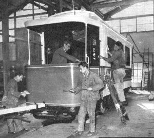 TRAMVAY MÜZESİ: İETTnin Kadıköy yakasındaki eski Kuşdili Tramvay deposu, 1966dan sonra elden geçirilerek İETT Ulaşım ve Tramvay Müzesine çevrilmişti. Tek katlı bir hangar görünümündeki binasının içi, 1870lerden itibaren İstanbul ulaşımında kullanılan tramvay araçlarından birer örneğin sergilendiği oldukça zengin bir müzeydi. Eski duraklar, hat tabelâları, bilet örnekleri, fotoğraflar, ulaşım plânları gibi materyallerin de süslediği müzedeki eski tramvayların içlerine de, gerçeğine yakın hissi uyandırmak için, o dönemin giysileri giydirilmiş fesli, setreli, mintanlı, üniformalı, feraceli, çarşaflı yolcu ve çeşitli at/katana mankenleri yerleştirilmişti. Bahçesinde sembolik bir ring rayın üzerinde dolaşan tramvaylarla kısa bir tur da atılabilen müze, 1982de Kadıköy İtfaiyesine devredilerek boşaltıldı. Sergilenen eserler de depolara kaldırıldı. Bu eserlerin cüzi bir bölümü 1990ların sonunda Karaköy Tünel binasının zemin katında oluşturulan yeni bir ulaşım müzesinde sergilenmeye çalışılsa da bu teşebbüs de fazla uzun ömürlü olamadı ve 2 yıl içinde adı geçen mekân kapatıldı.