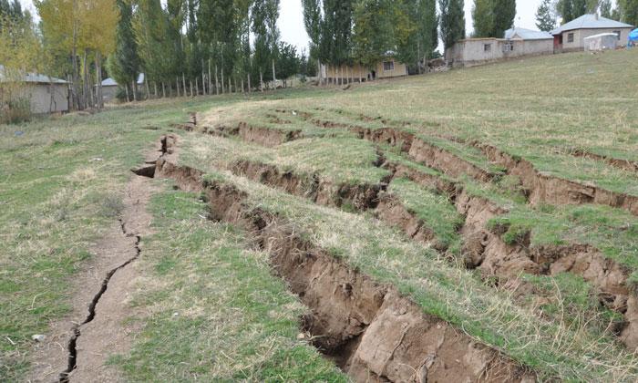 Van'ın Tavanlı köyünde önceki gün 7,2 büyüklüğünde meydana depremin ardından Erciş ilçesinde oluşan yarık, tüyler ürpertiyor. Yaklaşık 2 kilometre uzunluğunda, 10 metre genişliğinde olan fay hattının derinliğinin 2 metre ile 5 metre arasında olduğu belirtiliyor.