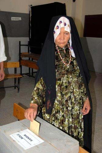 Sandığın konulacağı yer, cezaevi idaresinin de görüşü alınarak, ilgili ilçe seçim kurulu başkanının nezaretinde belirlenecek. Ceza infaz kurumlarına, tek bir tutuklu bulunsa dahi sandık konulacak. Ancak ne oy verdiği ortaya çıkacak sayıda az tutuklunun oy kullandığı sandıklardaki oylar yerinde açılmayıp, yakındaki bir sandıkta kullanılan oylar arasına karıştırılacak.