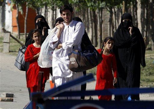 Pakistan ordusunun Taliban militanlarına yönelik saldırıları sürerken bölgeyi terk eden 500 bin kişiyi aşkın sivil zor şartlarda hayatta kalma mücadelesi veriyor.