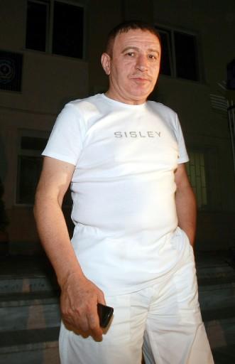 Etiler'de kumar oynanan villaya yapılan baskında gözaltına alınan M.Ali Erbil ve M.Topaloğlu ile birlikte gözaltına 25 kişi 3 saat gözaltında tutulduktan sonra serbest bırakıldı.