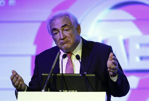 Dominique Strauss-Kahn'a cinsel saldırı iddiası

15 Mayıs:

-IMF Başkanı Dominique Strauss-Khan, New York'ta otel odasını temizliğe gelen hizmetçiye cinsel saldırıda bulunmaktan gözaltına alındı. Polis IMF Başkanını Paris uçağında yakaladı.

16 Mayıs:

-IMF başkanlığı için muhtemel adaylar arasında Kemal Derviş, Singapur Maliye Bakanı Shanmugaratnam, eski Güney Afrika Maliye Bakanı Trevor Manuel, Fransa Maliye Bakanı Christine Lagarde ve eski Çin Merkez Bankası Başkan Yardımcısı Zhu Min'in adı geçiyor. 19 Mayıs:

-IMF Başkanı Dominique Strauss-Kahn, New York'taki bir otelde kat görevlisine cinsel saldırıda bulunmak suçuyla yargılandığı için görevinden istifa etti. Başkan adaylığı tartışmalarında, Kemal Derviş'in yanı sıra Fransa Maliye Bakanı Christine Lagarde, eski Almanya Merkez Bankası Başkanı Axel Weberin isimleri öne çıktı.
