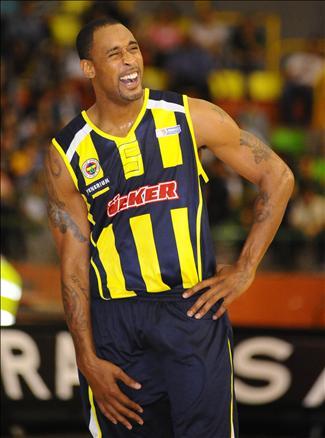 Beko Basketbol Ligi'nde play-off final serisinin ilk maçında Fenerbahçe Ülker, Efes Pilsen'i 68-60 yenerek, 1-0 öne geçti.