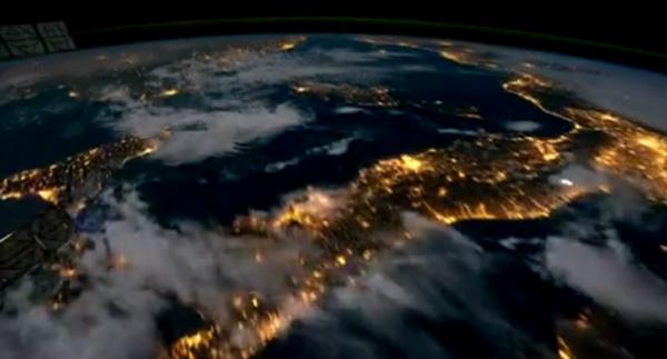 Gündüz kuşağındaysa Nil Deltası, Kızıldeniz ve Sahra Çölü öne çıkıyor.

Görüntülerin ortak özelliğiyse kutup bölgelerine has kuzey ışıklarının ince bir yeşil kuşak halinde görülmesi.
Dünyaya ait uzaydan bu muhteşem görüntüler NASA tarafından yayınlanırken, yeryüzünden izlenebilecek bir gelişme de hatırlatılıyor.