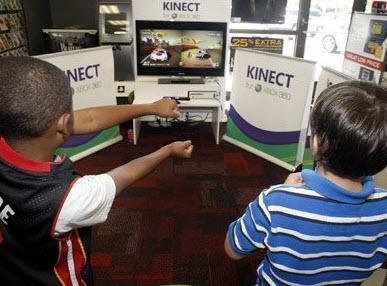 <strong>Microsoft Kinect</strong><p>Microsoft'un Xbox Kinect ile ortaya çıkması, oyun konsolları açısından bir dönüm noktası sayılabilir. Zira Kinect, artık oyun oynamak için oyun koluna veya herhangi bir aksesuara ihtiyaç bırakmıyor ve bedensel hareketleriniz anında ekranda beliriyor. Bu teknolojinin ilerleyen yıllarda televizyon teknolojisinde de kullanılması, uzaktan kumandaların tarih olmasına da neden olacak.</p>