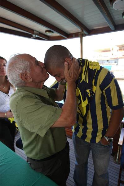 Fenerbahçe'nin 10 numaralı kaptanı Alex futbolun ''Ordinaryüs'' lakaplı büyük üstadı Lefter Küçükandonyadis Büyükada'da buluştu. Tarihi buluşmada ikili, karşılıklı iltifatları birbirlerinden esirgemezken ve Fenerbahçe ağırlıklı sohbet etti.
