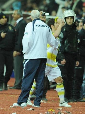 F.Bahçeli Emre Belözoğlu, sert müdahalesiyle karşılaştığı Kayserisporlu Cangeleye elini boğazına götürüp 'Göreceksin sen' mesajı yolladı. Milli kaptan, hocasının uzanan elini de sıkmadı.