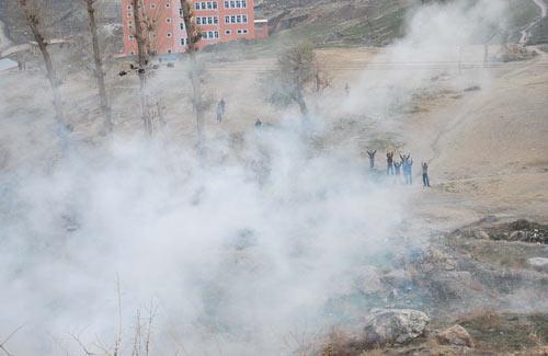 Hakkari'de, terör örgütü PKK'nın sözde kuruluş yıldönümü olan 27 Kasım'ı kutlama bahanesiyle eylem yapan bir grup terör örgütü yandaşına polis müdahale etti. PKK yandaşları biber gazı ve tazyikli suya, taşlarla karşılık verdi.