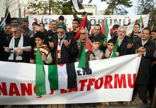 KAYSERİ
Mazlum-der ve İHH İnsani Yardım Vakfı üyesi bir grup; İsrail'in, Filistin'in Gazze kentinde bir yıl önce yaptığı katliamda ölen Filistinlileri, düzenlenen miting ile andı.