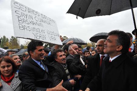 Cumhurbaşkanı Abdullah Gül, Tunceli'de coşkuyla karşılandı. Vatandaşlarla sohbet eden ve tek tek hal hatır sorarak kucaklaşan Gül, 'Sen hoşgeldin Sayın Cumhurbaşkanım, başımızın üstünde yerin var'' yazılı dövizlerle karşılandı.