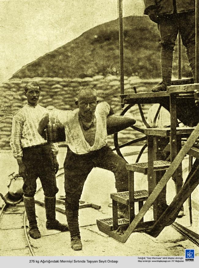 Çanakkale Muharebelerinde yaşanan şiddetin, imkânsızlıkların, sarsılmaz inancın, yitirilmeyen umudun fotoğraflara yansıdığı kareler, görenleri 2009dan 1915e bir zaman tüneline sokuyor.