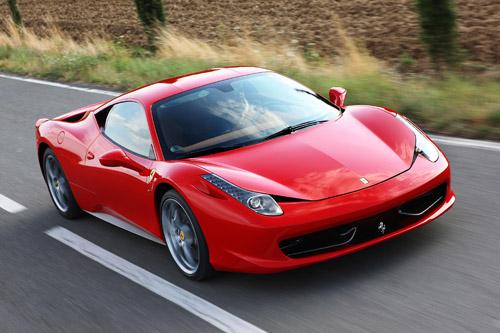 Ferrarinin yenilikçi V8 motoru dikkat çeken 458 Italia modeli, Fifth Gear ekibi tarafından Yılın Hızlı Otomobili ödülüne layık görüldü