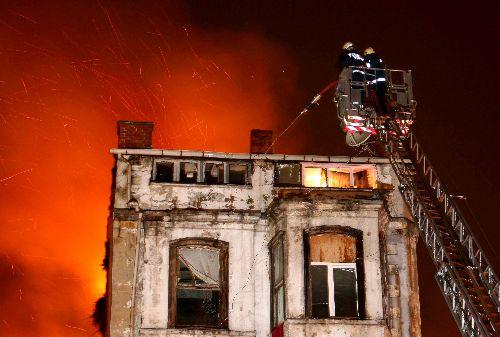 Beyoğlu'nda işçilerin kaldığı bina alev alev yandı. 5 katlı binanın 5'inci katında çıkan yangında 1 kişi hayatını kaybetti. binada mahsur kalan bir kişiyi ise itfaiye son anda kurtarmayı başardı.