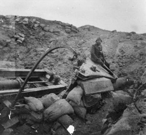 İngiliz bombardımanıyla yerle bir edilen bir sahil bataryası.