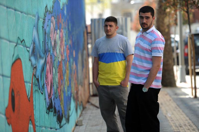 Henüz 12 yaşındayken kentin birçok yerinde illegal olarak graffiti (duvar yazıları ve resimlerle yapılan görsel uygulama) yapan iki genç, geçen yıl kurdukları ajansla ''kamu yararı''na duvar boyayarak para kazanıyor.