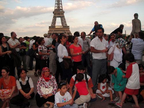 Fransa'nın başkenti Paris, ülkenin kültür ve sanat merkezi olma görevini üstlenmiş ve gerek Avrupa'nın gerekse dünyanın en önde gelen kültür merkezlerinden biri olmuş....
<br><br>
Nuray Kahraman'ın Fransa izlerimlerini ve haberde yer alan görsellerin öykülerini görmek için haberin metni düğmesini tıklayabilirsiniz...