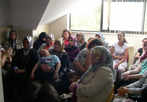 Aileler Seminerdeyken çocuklara da çam ağacı hediye edildi
Sarıyer Zencefil Özel Eğitim ve Rehabilitasyon Merkezinde engelli birey ailelerine yönelik düzenlenen Aile İçi İletişim konulu seminere aileleriyle birlikte çocuklar da katıldı. Merkezde her özel çocuk için yetiştirilen çam ağaçları seminerde sahiplerine teslim edildi. Bu şekilde özel çocuklar çam ağaçlarının bakımından ve büyümesinden mesul tutuldular.