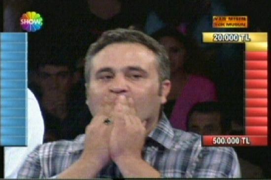 Sonunda beklenen oldu... Show TVde Acun Ilıcalının sunduğu Var mısın yok musun yarışmasında bir yarışmacı 128 milyarı reddedek kutuya gitti ve 500 milyarı kazandı.
