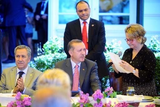 Büyükada'da azınlık cemaatlerin liderleri ile buluşan Başbakan Erdoğan, "Demokratik açılımın mücadelesini, kavgasını veriyoruz, eğer birilerinin ağzına bakacak olsak, bu adımı atmamız mümkün değil'' dedi.
