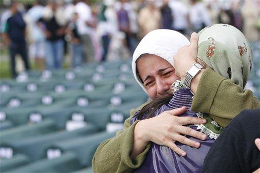 Srebrenitsa 'da 8 bin Müslümanın dünyanın gözü önünde Sırplarca soykırıma uğramanın 13. yıldönümü. Avrupa'da yaşanan en büyük soykırımın failleri hala yakalanamadı.
