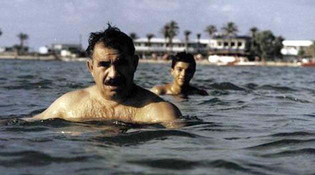 Terörist başı Abdullah Öcalan'ın bilinmeyen fotoğrafları... Öcalan'ın plajda ve kaldığı villanın havuzunda yüzerken, futbol oynarken, kadın teröristlerle doğum günü kutlarken görüntüleri çıktı.