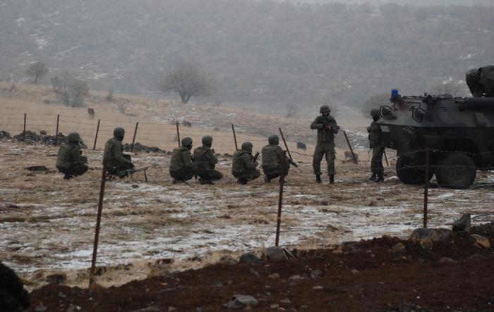 2011 YILI İÇERİSİNDE 17 TERÖRİST ETKİSİZ HALE GETİRİLDİ
<p/>Bingöl İli genelinde güvenlik güçleri tarafından yürütülen operasyonlarda, 2011 yılı içersinde, 17 terörist etkisiz hale getirildiği ve 12 terörist ise sağ olarak silahları ile birlikte yakalandığı vurgulanan açıklamada; "Ayrıca terör örgütüne yardım ve yataklık yapan 33 kişi yakalanmış olup, yürütülen operasyonlarda 60 adet sığınak, depo ele geçirilerek terör örgütünün kış hazırlıklarına darbe vurulmuştur.